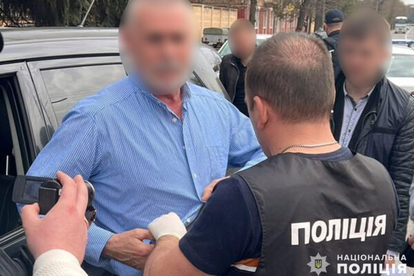 В Хмельницькому на хабарі затримали заступника голови ВЛК, що є й головою благодійного фонду