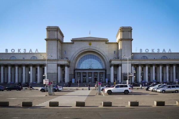 Вокзал Дніпра відновив роботу після обстрілу: є суттєві затримки потягів 