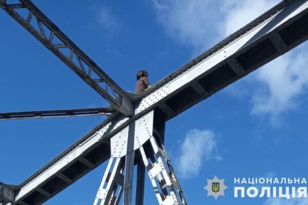 На Тернопільщині поліцейський відмовив підлітка стрибати з мосту