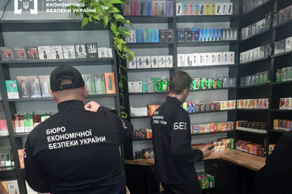 На Закарпатті “накрили” склади з електронними сигаретами на 2,5 млн грн (ФОТО)