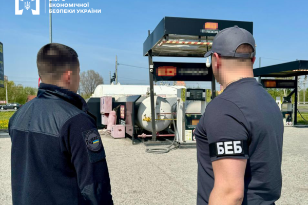 Про підозру повідомили директору компанії, що торгувала фальсифікованим пальним у двох районах столиці