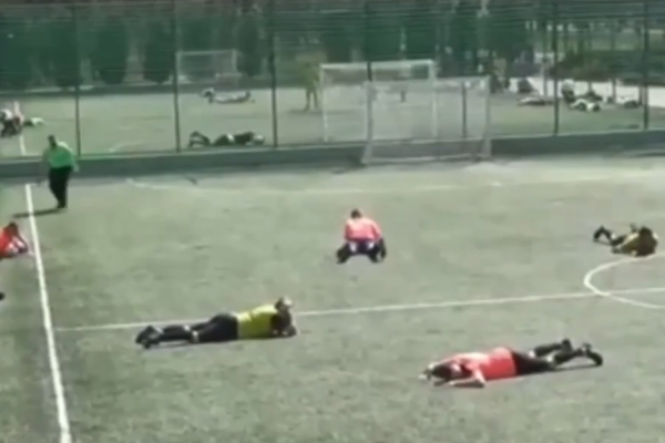 В мережу потрапив момент прильоту КАБа в Харкові поруч із парком, де тривав футбольний матч (ВІДЕО)