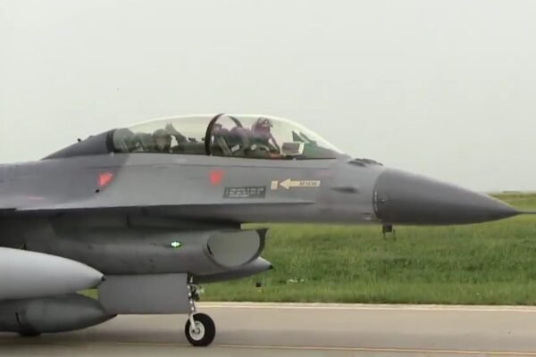 До Румунії прибули ще три літаки F-16 для навчання українських пілотів (ФОТО)