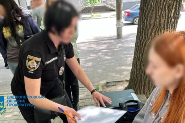 В Дніпрі затримали жінку, що хотіла продати свою дитину за мільйон гривень (ФОТО)
