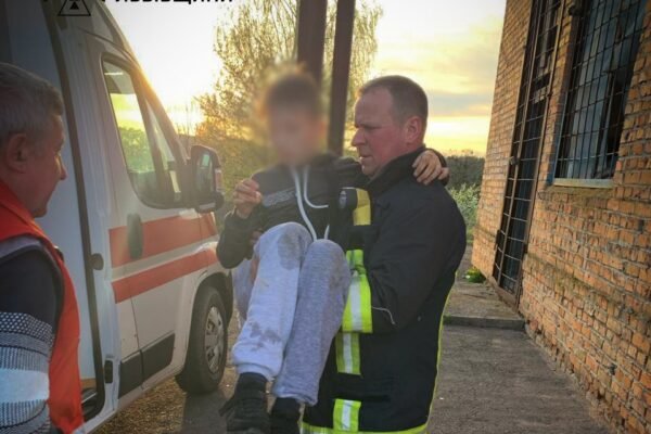 На Львівщині з каналізаційного колектора врятували підлітка