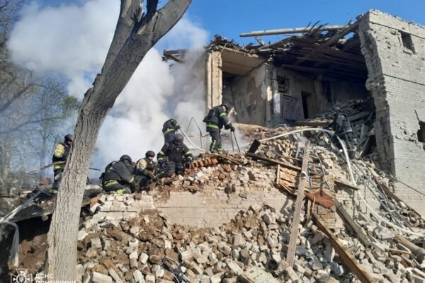 Під час розбору завалів на місці авіаудару в Костянтинівці знайшли тіла жінки і дитини (ФОТО, ВІДЕО)