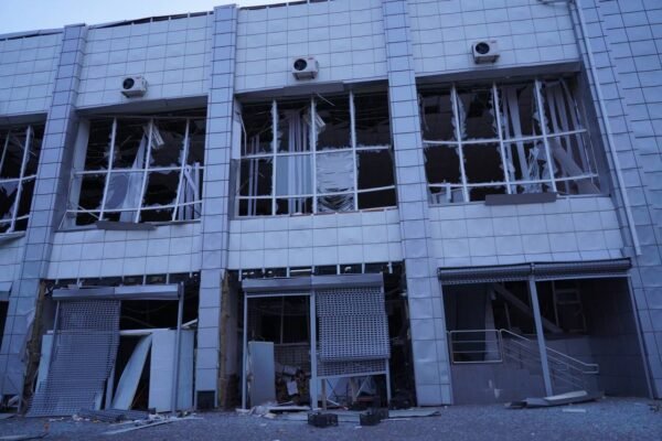 Внаслідок ракетного удару по Дніпру 2 квітня пошкоджено 4 навчальних заклади. Поранень зазнали 18 людей (ФОТО)