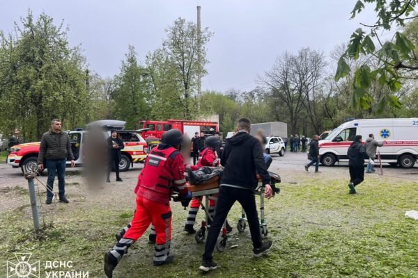 Зеленський повідомив про 10 загиблих і 20 поранених у Чернігові та показав наслідки атаки