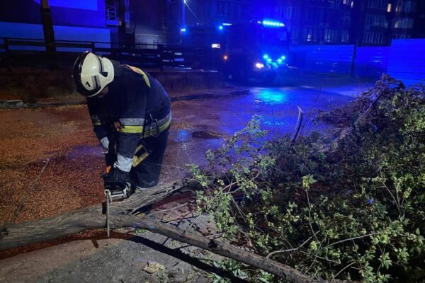 Всю ніч Запоріжжя оговтувалося від негоди, що пронеслася містом напередодні (ФОТО)