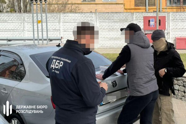 На Київщині затримали правоохоронця на хабарі в 15 тисяч доларів за “відмазування” від проходження служби (ФОТО)