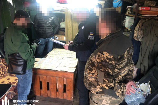 На Прикарпатті викрили посадовця військової частини, який за хабарі пропонував в оренду спецтехніку (ФОТО)