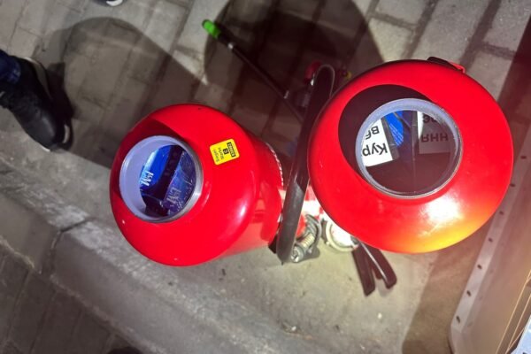 Службовий пес прикордонників знайшов контрабандні цигарки у вогнегасниках в автобусі, що їхав до Праги
