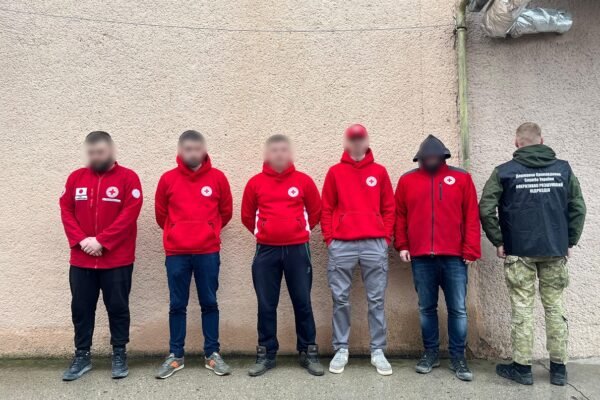 На кордоні затримали групу ухилянтів із фальшивими посвідченнями “Червоного хреста”