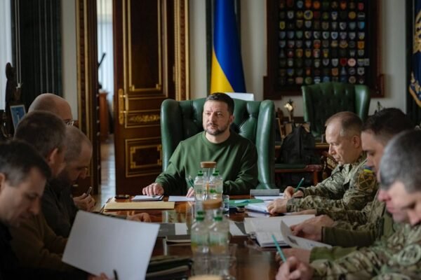 Зеленський провів нараду з військовими і урядовцями щодо дронів для ЗСУ