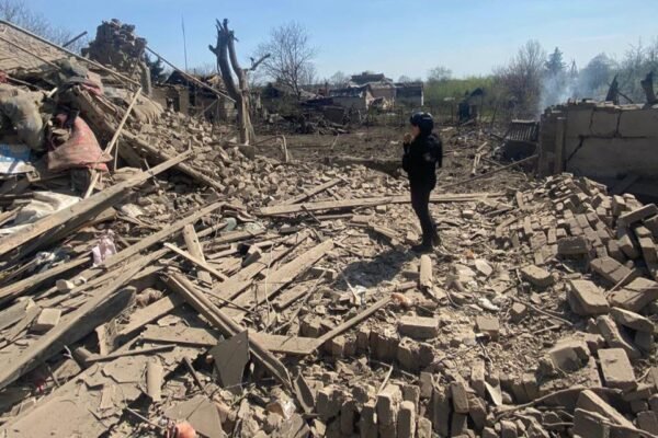 Наслідки обстрілів Донеччини: є загиблий та троє поранених, під завалами шукають людей (ФОТО)