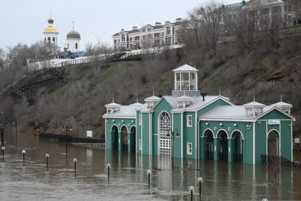 На Росії слідом за Орськом почало затоплювати і Оренбург (ВІДЕО)