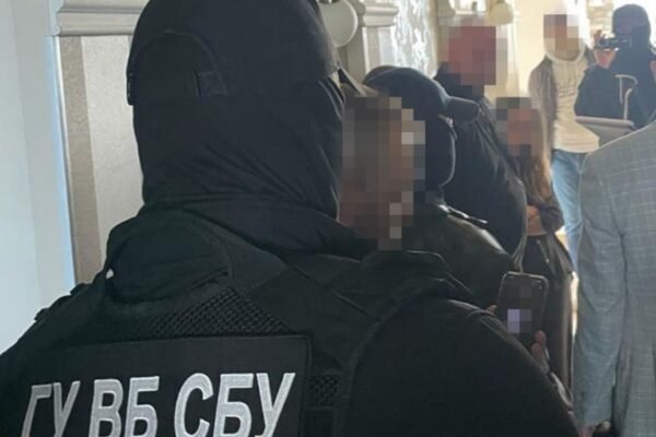 Експосадовців СБУ викрили на розкраданні пального на 26 млн грн (ФОТО)