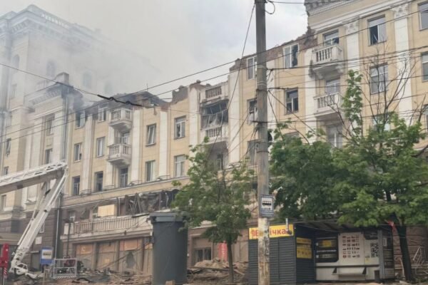 Росіяни масовано вдарили ракетами по Дніпру: зруйнована пʼятиповерхівка, є загиблі та поранені (ФОТО)