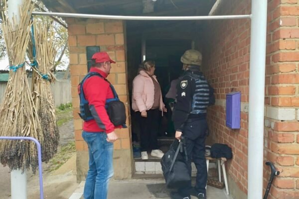 З села на Харківщині примусово евакуювали 9 родин з дітьми (ФОТО)