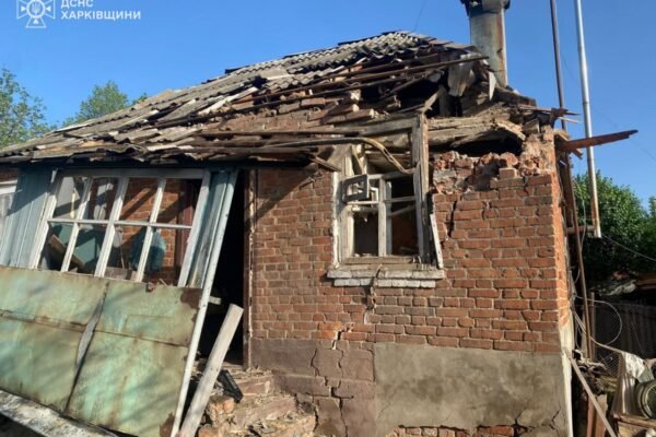 Росіяни обстріляли Вовчанськ: з-під завалів дістали тіло загиблого (ФОТО)