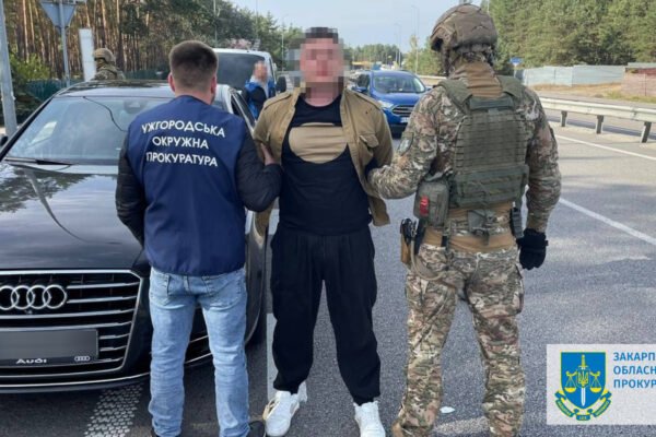 На Закарпатті судитимуть киянина, який виманив у матері загиблого військового 7,5 млн грн