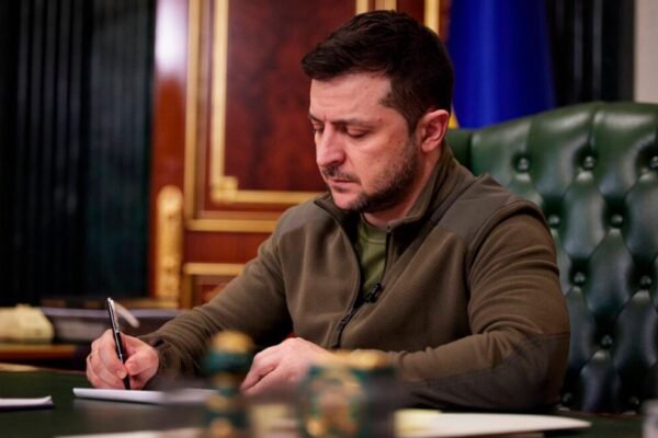Зеленський продовжив воєнний стан та мобілізацію