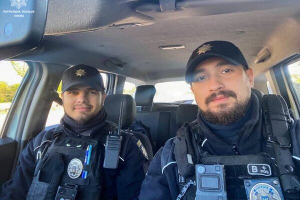 У Києві патрульні не дали чоловіку стрибнути під потяг