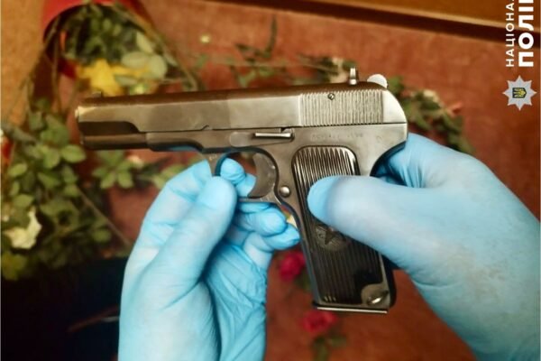 У парку в центрі Житомира чоловік стріляв у людей з пістолета (ФОТО)