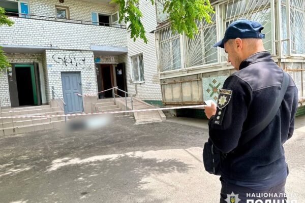 В Одесі чоловік порізав ножем дружину та доньку, а потім вистрибнув з 12 поверху (ФОТО, ВІДЕО)