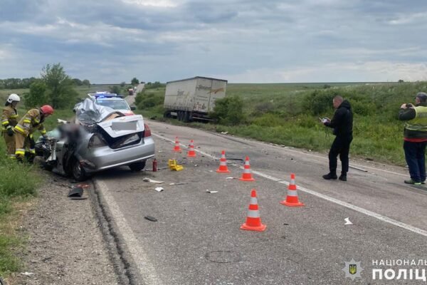 На Миколаївщині зіткнулись легковик та вантажівка: двоє загиблих та постраждала (ФОТО)