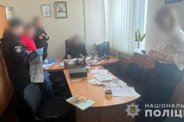 Посадовець лікарні на Сумщині погорів на хабарі у 178 тис. грн і 1000 доларів