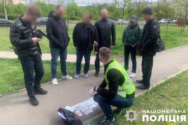 У Києві викрили на хабарі посадовця Деснянської РДА (ФОТО)