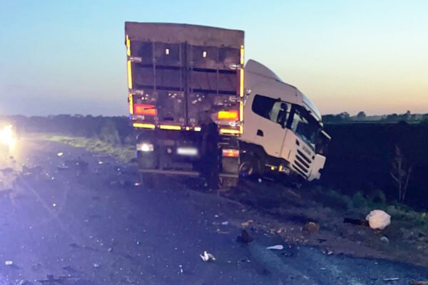 На Чернігівщині легковик на зустрічці влетів у вантажівку: троє загиблих (ФОТО)