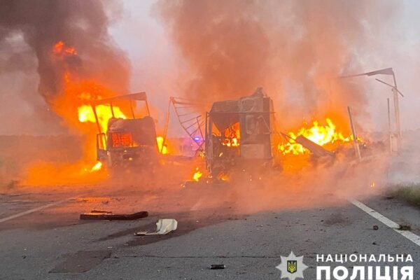 На Житомирщині зіткнулися та згоріли дві вантажівки і мікроавтобус: є загиблі і постраждалі (ФОТО)