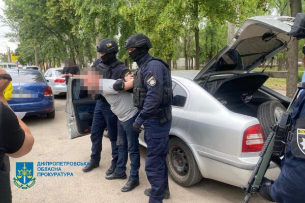 Залякували та вимагали 3000 доларів неіснуючого боргу: у Кривому Розі затримали рекетирів (ФОТО)