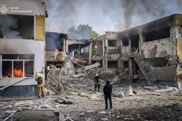 Рятувальники показали наслідки обстрілів Чугуєва та Золочева на Харківщині (ФОТО)