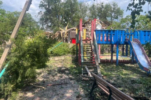 Щонайменше 5 людей загинуло через ракетний удар по Харківщині