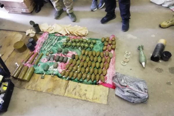 В гаражі у сумчанина поліція виявила цілий схрон зброї та вибухівки (ФОТО)