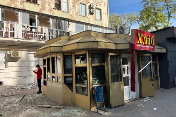 З самого ранку 9 травня окупанти б’ють по Нікополю. Є загиблі та поранені (ФОТО)