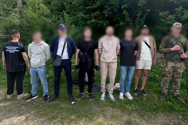 Понад 48 тисяч доларів за “турпохід”: на Закарпатті затримали шістьох чоловіків, які тікали до Румунії (ВІДЕО)