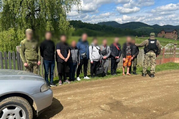 10 тисяч євро за проїзд у три яруси: поблизу кордону з Румунією зупинили легковик із ухилянтами (ВІДЕО)