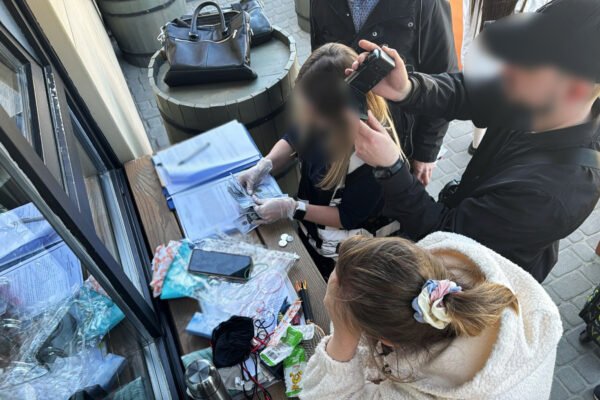 Фіктивне одруження за 5000 доларів: жителька Києва хотіла заробити на ухилянті (ФОТО)