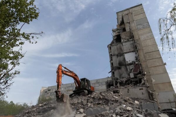 Росіяни випустила по Україні в квітні понад 3200 КАБів, понад 300 ракет і “Шахедів”, – Зеленський 