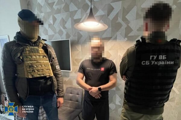 У Києві затримали псевдоофіцера СБУ, який видурював гроші у сімей українських полонених (ФОТО)