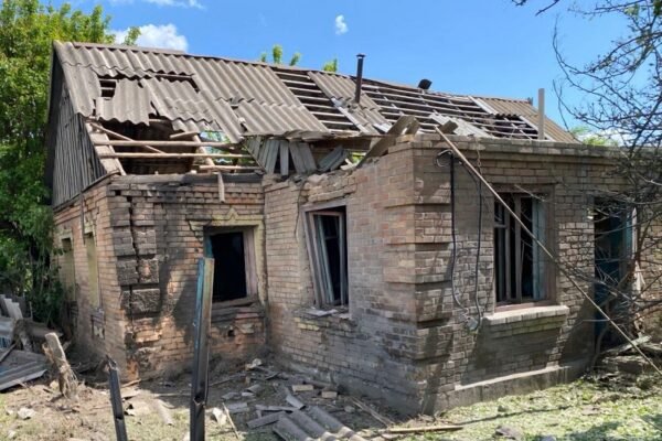 Ворог 3 травня обстріляв приватні будинки на Нікопольщині (ФОТО)
