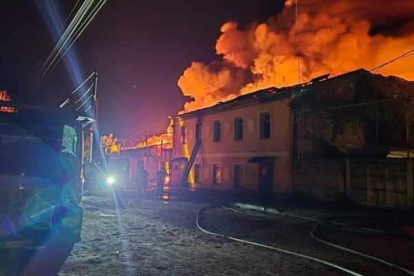 Нічна атака на Харків: спалахнула масштабна пожежа, є постраждалі (ФОТО)