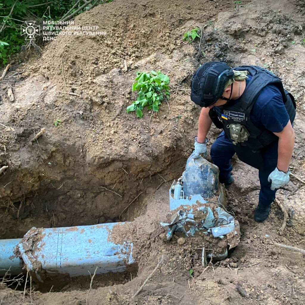У Києві в лісі знайшли бойову частину ракети Х-69 (ФОТО)