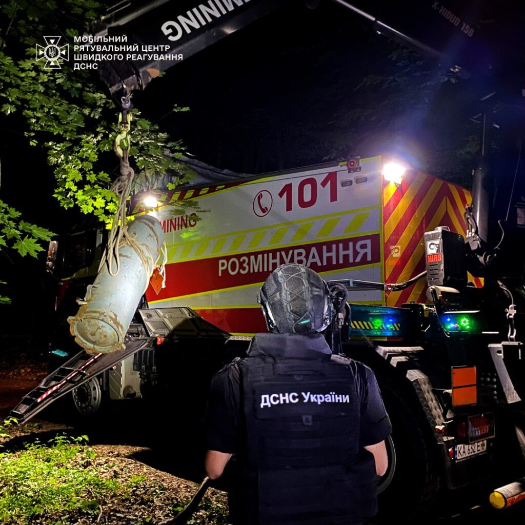 У Києві в лісі знайшли бойову частину ракети Х-69 (ФОТО)