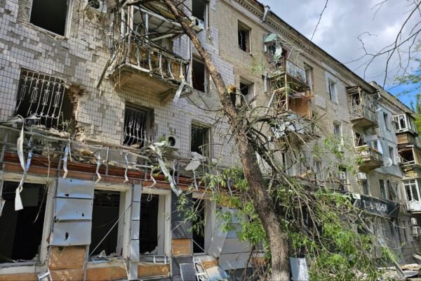 Росіяни скинули три авіабомби на Херсон: в ОВА показали відео з наслідками