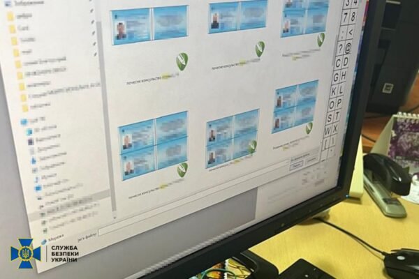 На Київщині затримали ділків, які за 10 тисяч доларів продавали ухилянтам «консульські» посвідчення для втечі за кордон (ФОТО)